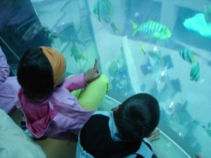 Annika_2007_im Fahrstuhl durchs Aquarium
