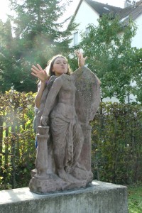 Annika_2014_restaurierte Statue 